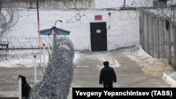 Заключенный на территории исправительной колонии особого режима в России. Иллюстративное фото