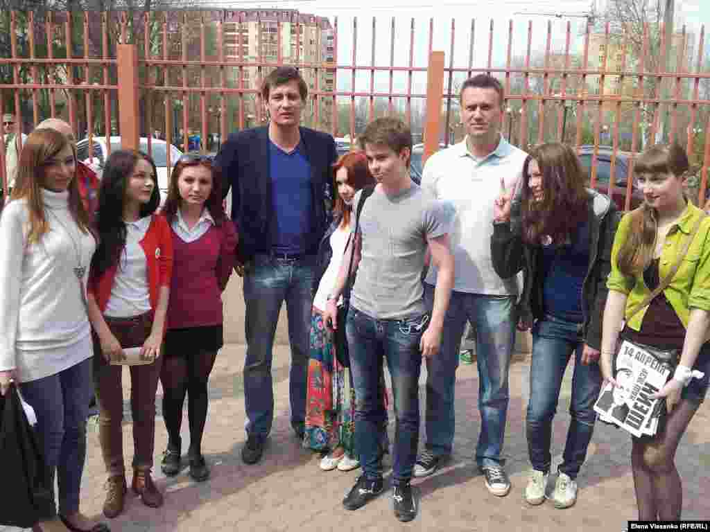 Алексей Навальный и Дмитрий Гудков со студентами Астраханского государственного университета