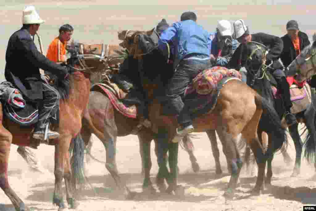 Фестивалда ошондой эле "Көк бөрү" “Тыйын эңмей”, “Кыз куумай оюндары” сыяктуу оюндар болду - Tajikistan - Murgab, Gorno Badakhshan, Horse Festival 19July2009