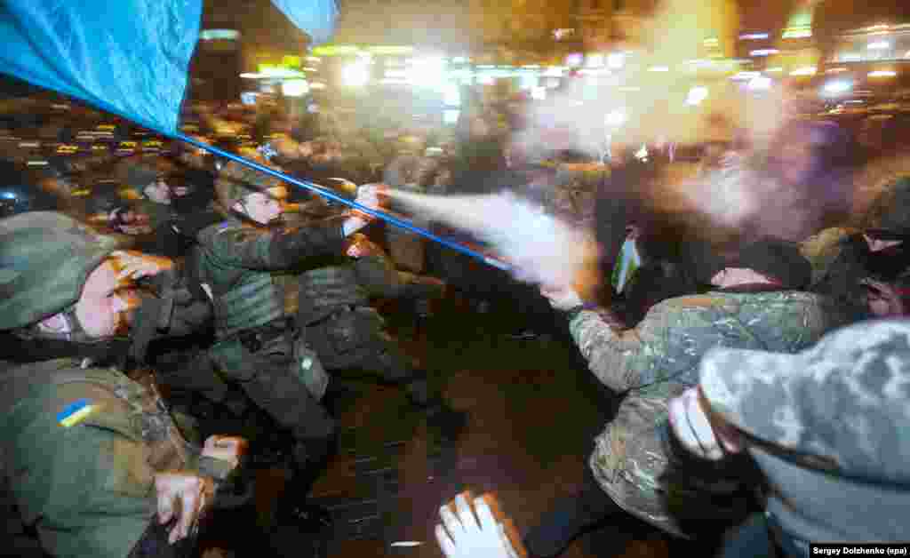 Ukrainian nationalist protesters clash with police near a regional office of Russia's Alfa bank during a protest against Russia's presence in Ukraine in downtown Kyiv. (epa/Sergei Dolzhenko)