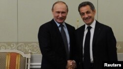 Президент России Владимир Путин и бывший президент Франции Николя Саркози во время встречи 15 июня 2016 года под Петербургом