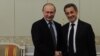 Президент Росії Володимир Путін (л) та колишній президент Франції Ніколя Саркозі під час зустрічі 15 червня 2016 року під Петербургом