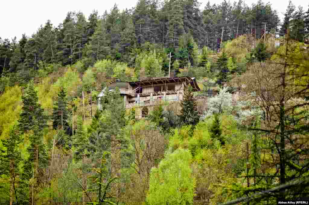 A home overlooking the valley