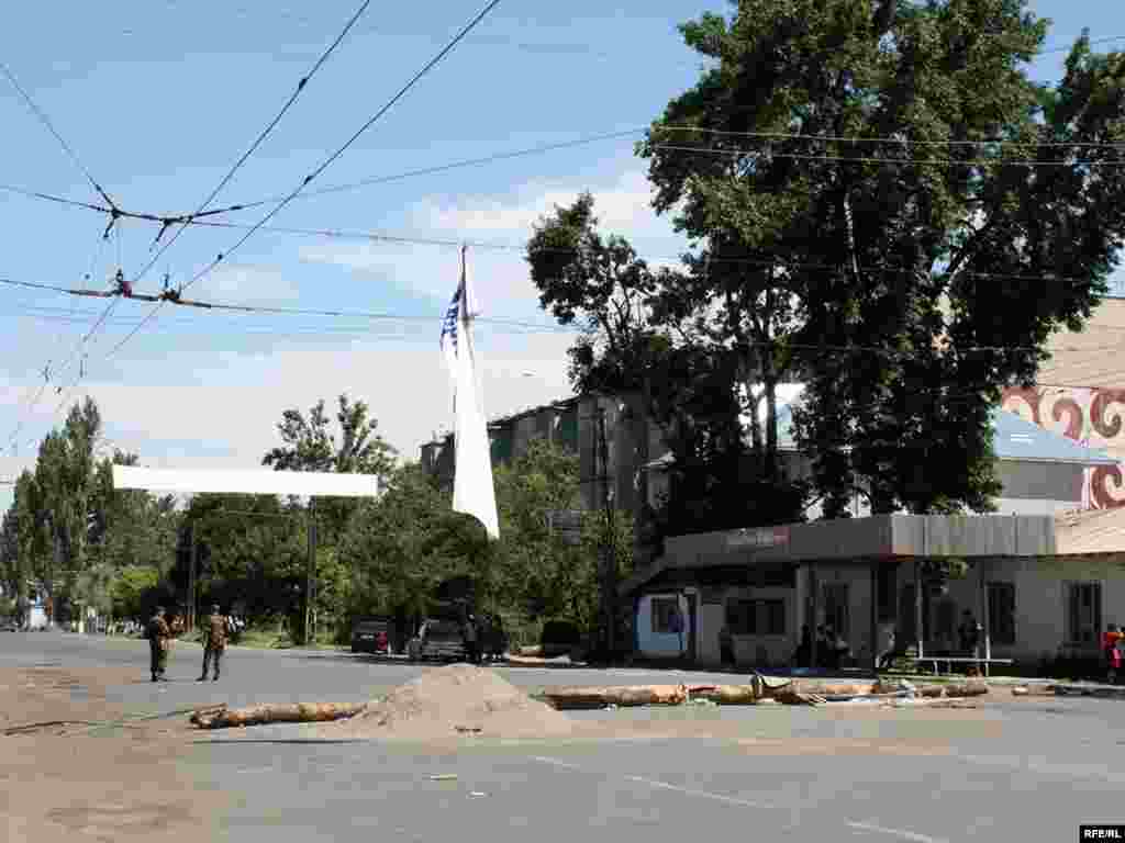 Kyrgyzstan -- Soldiers at road block in or near the Ak-Buura district of Osh, 18Jun2010 - 0432-0442 – Tank and soldiers at road block in or near the Ak-Buura district of Osh