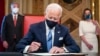 Joe Biden elnök a beiktatási dokumentumot és kormányzati tisztviselők jelölési dokumentumait írja alá 2020. január 20-án.