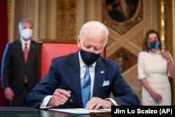 Joe Biden első elnöki teendőjeként három dokumentumot ír alá: a beiktatási nyilatkozatot, a kormány tagjainak kinevezését és a minisztériumok alsóbb vezetőinek kinevezését a beiktatási ünnepség után, 2021. január 20-án.