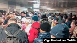 Москва, вход на станцию метро Царицыно, 15 апреля 2020 года