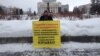 Клиенты Татфондбанка и Интехбанка вновь вышли на одиночные пикеты в Казани