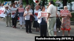 Прихильники Тимошенко мітингують біля лікарні, Харків, 16 травня 2012 року (фото О. Овчинникова)