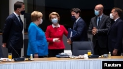 آنگلا مرکل (لباس آبی) در جلسه اقتصادی اتحادیه اروپا