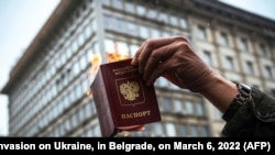 Мъж, протестиращ срещу нахлуването в Украйна, публично пали руския си паспорт. Белград, Сърбия, 6 март 2022 г.