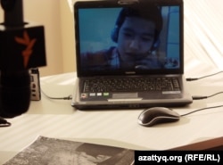 Атыраудағы Асан Қуанышкереев Азаттықпен Skype арқылы байланыс сәтінде. 25 қаңтар 2013 жыл.