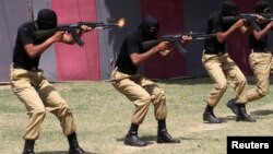 Спецназ в Пакистане завершил подготовку по борьбе с терроризмом и показывает свое мастерство во время проходящего парада в Лахоре, 28 апреля 2014