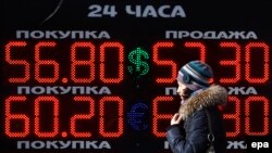 По прогнозу МЭР, при сохранении текущих цен на нефть обменный курс к концу года составит 63-64 рубля за доллар