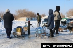 Жители жилого массива Пригородный набирают воду, Астана, 12 февраля 2019 года.