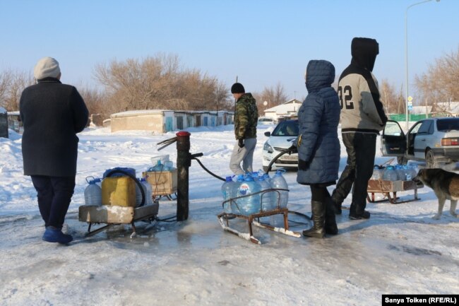 Астана қаласының шетіндегі "Пригродный" тұрғындары ауызсу алып жатыр. 12 ақпан 2019 жыл.