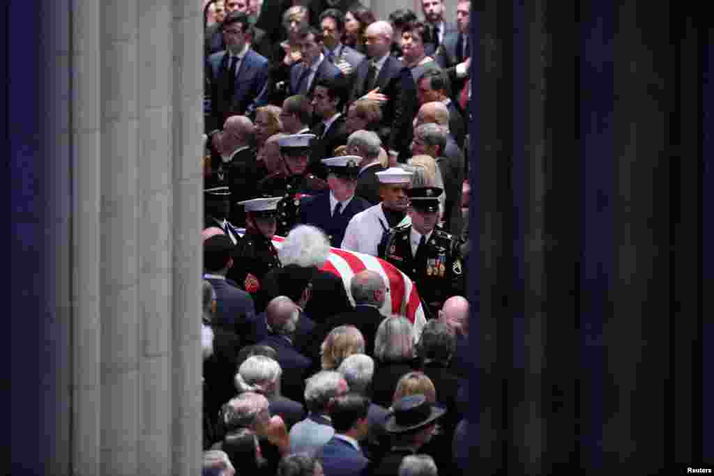 На церемонии прощания присутствовал и президент Украины Петр Порошенко. Похоронят Джона Маккейна в воскресенье, 2 сентября