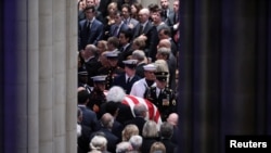 Прощання з Джоном Маккейном у Вашингтоні: Обама, Буш, Клінтон, Трамп вшановують пам’ять – фото