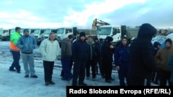 Работници од компанијата „Трансмент“ штрајкуваат во рудникот „Брод Гнеотино“.