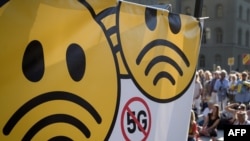 Плакаты против технологии 5G, архивное фото