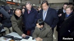 Білл Річардсон (посередині, п) і Ерік Шмідт (посередині, л) у Корейському комп’ютерному центрі у Пхеньяні, офіційне фото північнокорейського державного агентства ЦТАК, 9 січня 2013 року