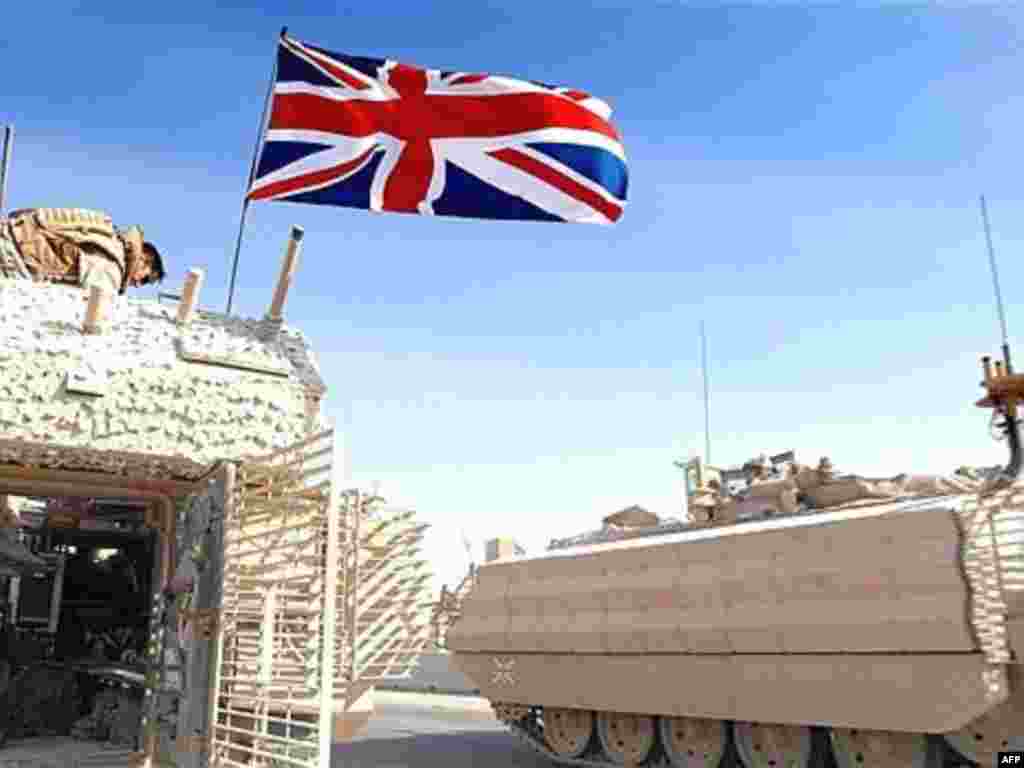Iraq -- A convoy of British armored vehicles pulling out from Al-Basrah, 03Sep2007 - 3 вересня, 2007, Басра: конвой британських бронетранспортерів покидає Басру. До весни 2008 року британці планують зменшити свою присутність в Іраку до 2,500 солдатів.