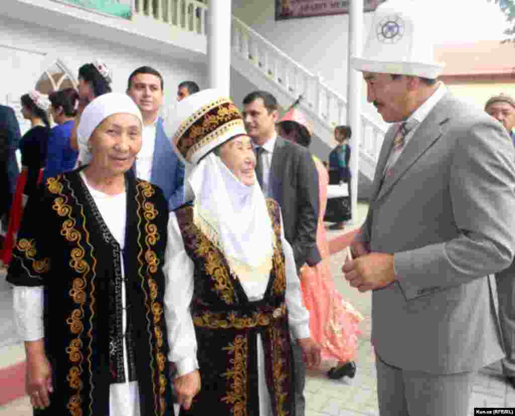 Далее гостей повезли в городской дом культуры &laquo;Достук&raquo;, где была проведена встреча с представителями кыргызской диаспоры.