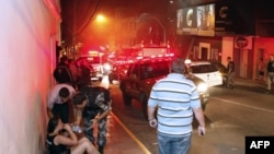 Policia braziliane duke ndihmuar të mbijetuarit pas zjarrit që shpërtheu në një klub nate në Santa Maria. Fotografi nga arkivi. 