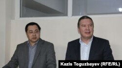Гражданские активисты Ермек Нарымбаев (слева) и Серикжан Мамбеталин на суде по их делу. Алматы, 18 декабря 2015 года.