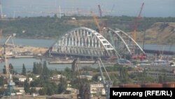 Арка строящегося моста в акватории порта Керчи, конец июля 2014 года