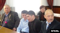 Брат поджегшего себя Кабидоллы Шолакова - Халидолла Шолаков (слева), оправданные подростки Роман Вознюк и Махамбет Шолаков, адвокат Бакберген Айтмамбетов (справа) в суде на заседании коллегии Верховного суда. Атырау, 6 января 2010 года.