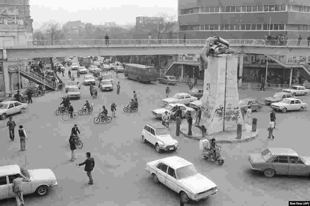 Srušena statua šaha u Taheranu usred saobraćajnog kružnog toka, 18. januar, 1979.