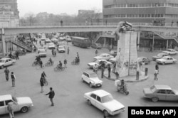 Повалена статуя шаха Пехлеві в Тегерані, січень 1979 року