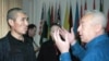 Председатель Союза журналистов Казахстана Сейтказы Матаев (справа) говорит с Талгатом Рыскулбековым (слева), зачинщиком срыва пресс-конференции лидеров казахской оппозиции. Алматы, 27 октября 2010 года.