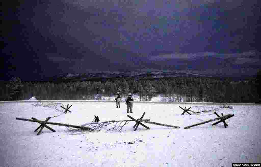 Norveški vojnici u sumrak tijekom vježbe zvane Reindeer 2. U manevarima je sudjelovalo oko 3.000 norveških vojnika i 650 američkih marinaca.