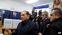 Silvio Berlusconi seçki məntəqəsinə gələrkən sinəsi açıq qadın ona etiraz edir, 4 mart, 2018-ci il