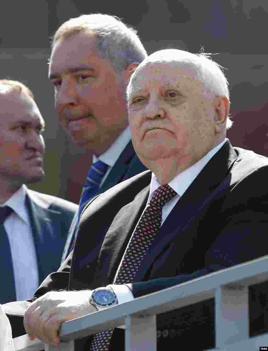 &nbsp;Вице-премьер РФ Дмитрий Рогозин и бывший президент СССР Михаил Горбачев на Красной площади во время военного парада