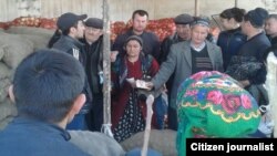 Узбекистанцы стоят в очереди за картошкой. 