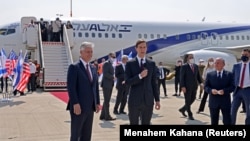 Këshilltari i lartë presidencial i SHBA-së, Jared Kushner, dhe këshilltari për Siguri Kombëtare i SHBA-së, Robert O'Brien, përpara se të hynë në fluturimin e El Al-it LY971, i cili do të dërgojë një delegacion izraelito-amerikan nga Tel Avivi në Abu Dhabi. 