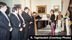 با اعضای هیئت رئیسه انجمن شهر تهران در دیدار با شاه