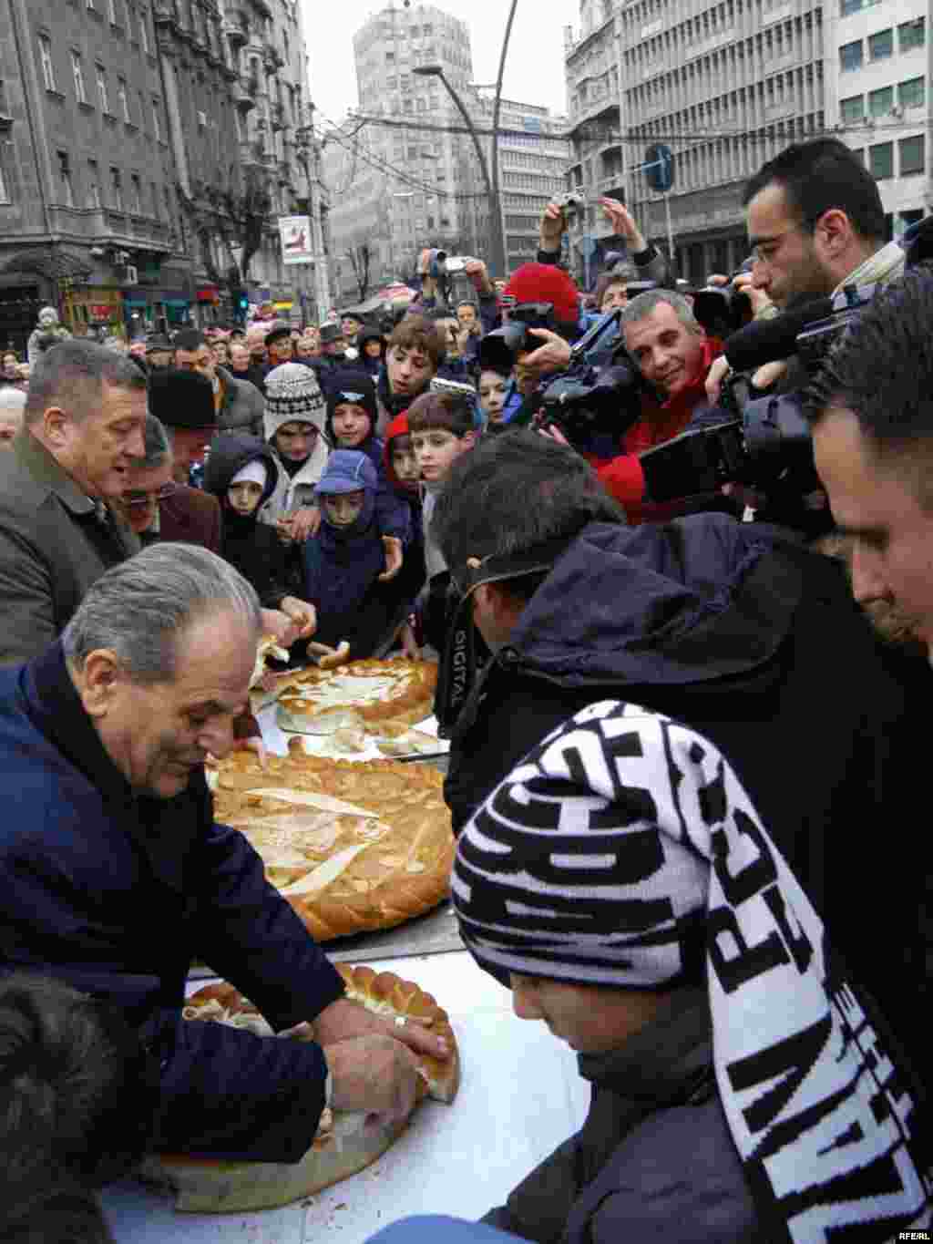 FOTO: Vesna Anđić - Podela Božićne česnice u Beogradu