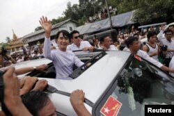 Aung San Suu Kyi Yanqonda tərəfdarları arasında, 2 aprel 2012