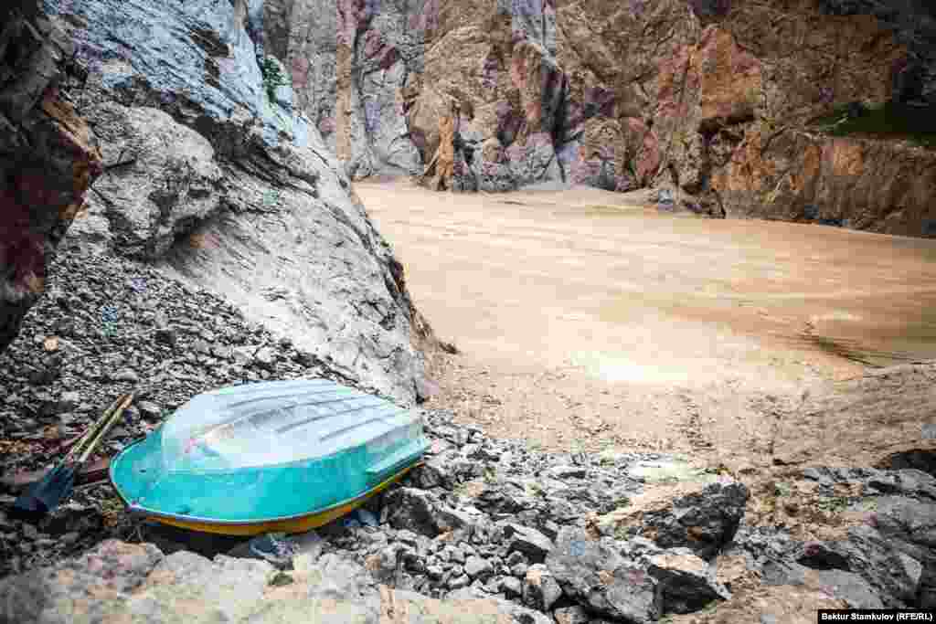 Көл-Суу бийик тоолуу мөңгүдөн пайда болгон көл. Ал Нарын облусундагы кыргыз-кытай чек арасында 3500 метр бийиктикте жайгашкан.&nbsp; &nbsp;