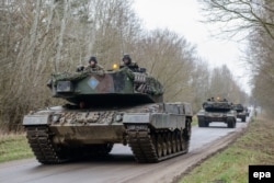 Soldiers in Leopard 2 tanks at the Biedrusko military training ground in Biedrusko, Poland. (file photo)