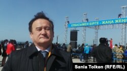 Казыбек Иса, заместитель председателя партии "Ак жол", на акции в Актау в поддержку кандидатуры Назарбаева на предстоящих внеочередных президентских выборах в Казахстане. 7 апреля 2015 года.