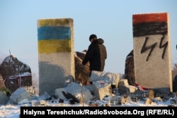 Знищений пам'ятник вбитим полякам у лютому 1944 року у тодішньому селі Гута-Пеняцька, Бродівський район, Львівщина, 10 січня 2017 року