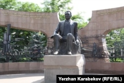 Алматыдағы бірінші президент саябағындағы Нұрсұлтан Назарбаевтың ескерткіші.