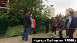 Активисты рядом с палаткой