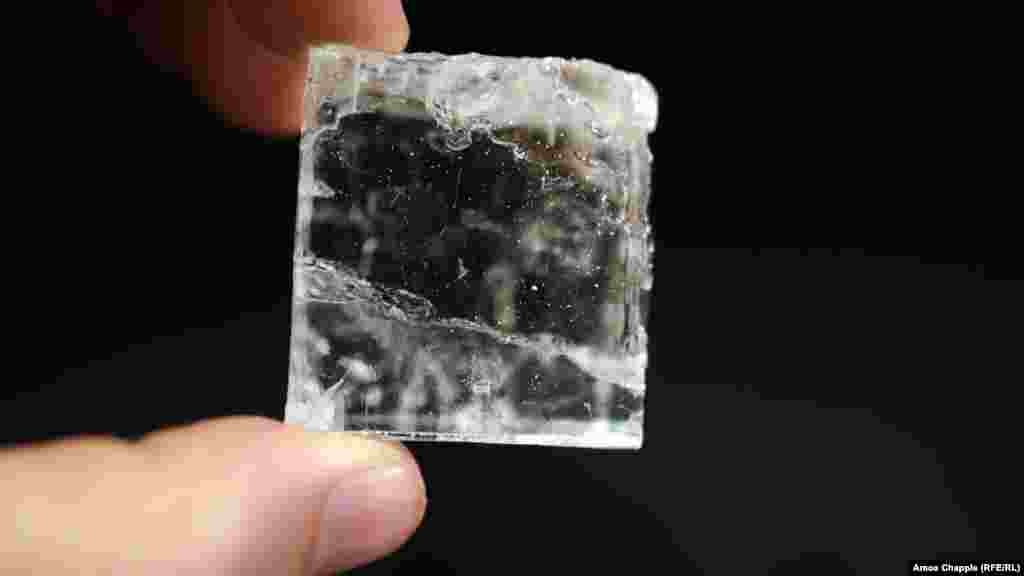 Aceasta este sare pură. Bucata clară precum cristalul provine din mina de sare Artiomsol, regiunea Donețk, estul Ucrainei.