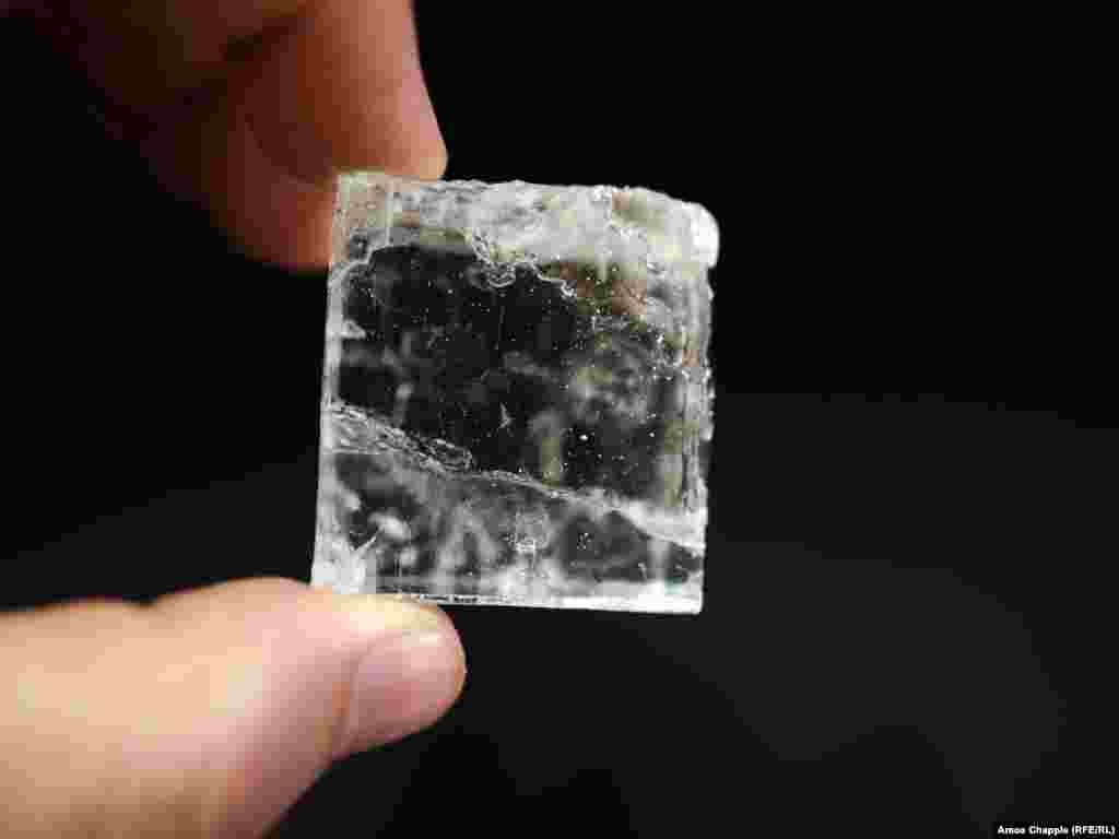 Чистая соль. Этот прозрачный кристалл был извлечен на шахте предприятия &quot;Артемсоль&quot; в Донецкой области.
